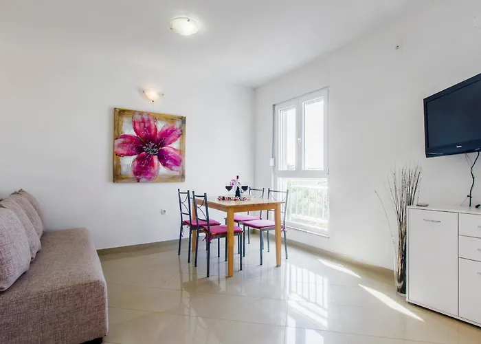 Apartments Miki & Roza