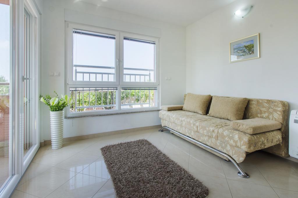 Miki & Roza Apartment