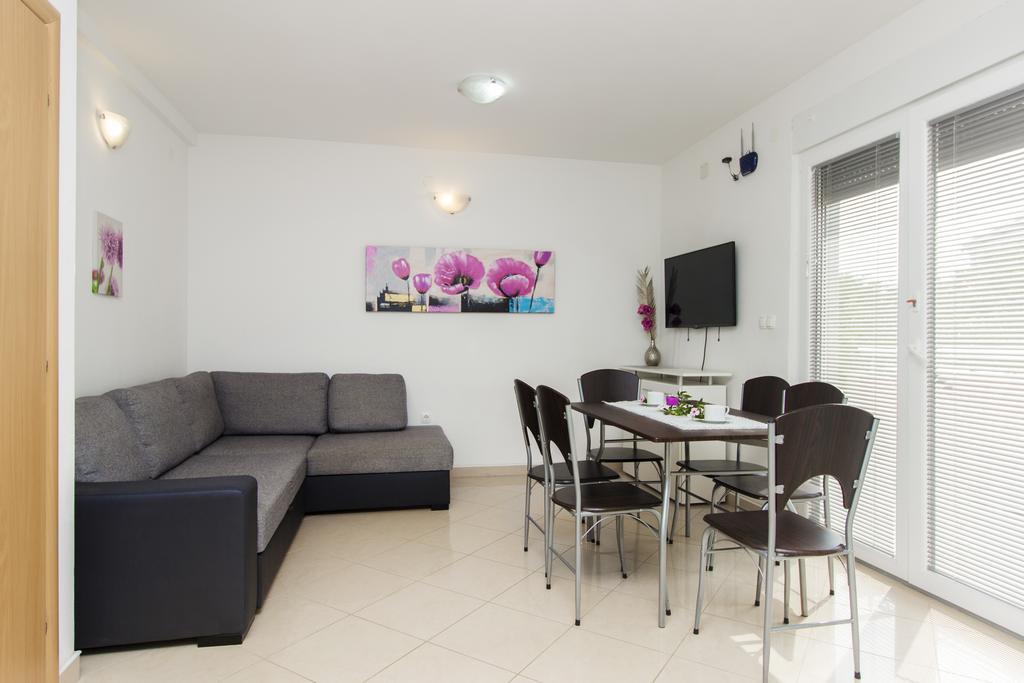 Apartment Miki & Roza *